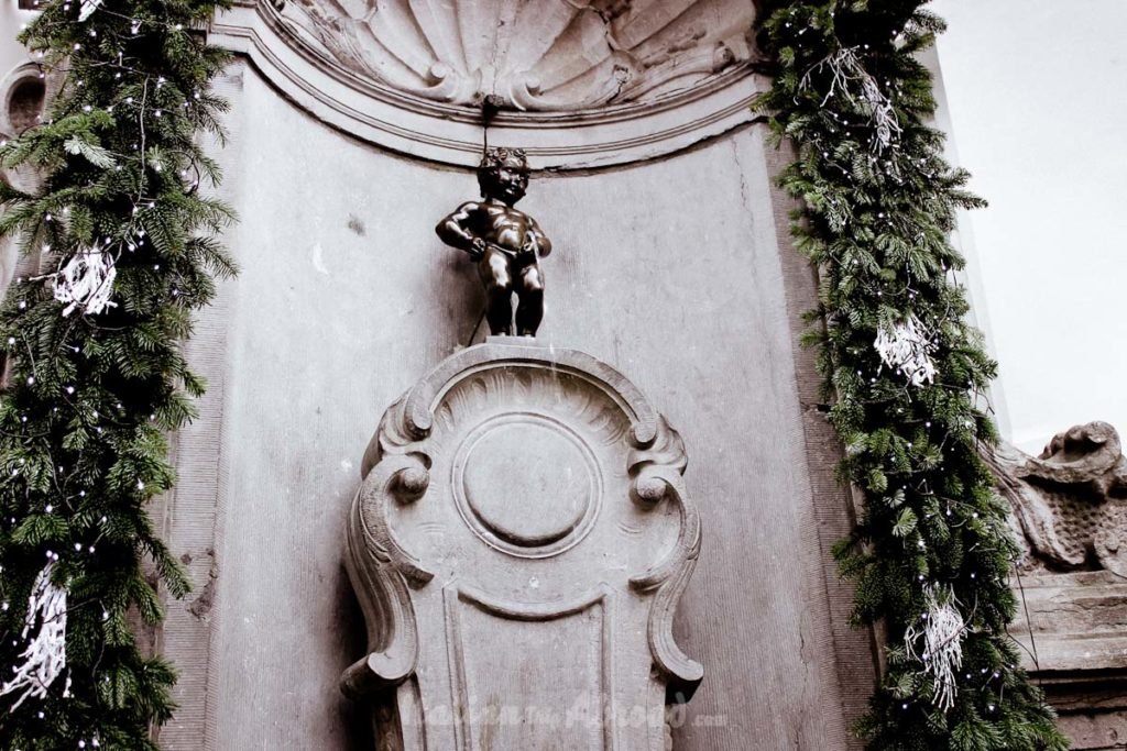 manneken pis - kid pee - statue kid - brussels belgium italian trip abroad-three days in brussels - in 24 hours
