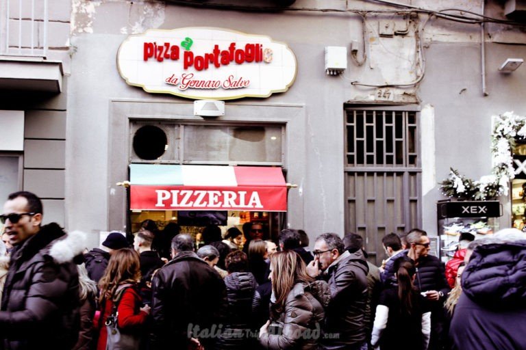 Pizzeria Naples - Napoli - Italian Pizzeria - Pizza a Portafoglio - Street food - Cheap