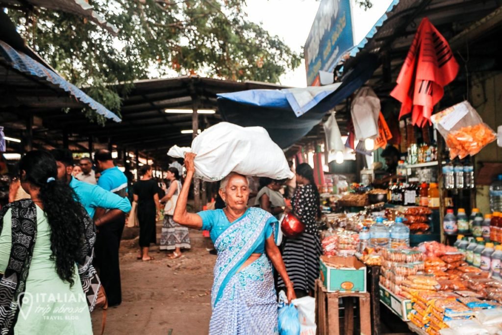 8 THINGS TO DO IN JAFFNA | GUIDE TO SRI LANKA’S NORTHERN CAPITAL 7 Jaffna Market with locals buying from merchants in the street stands