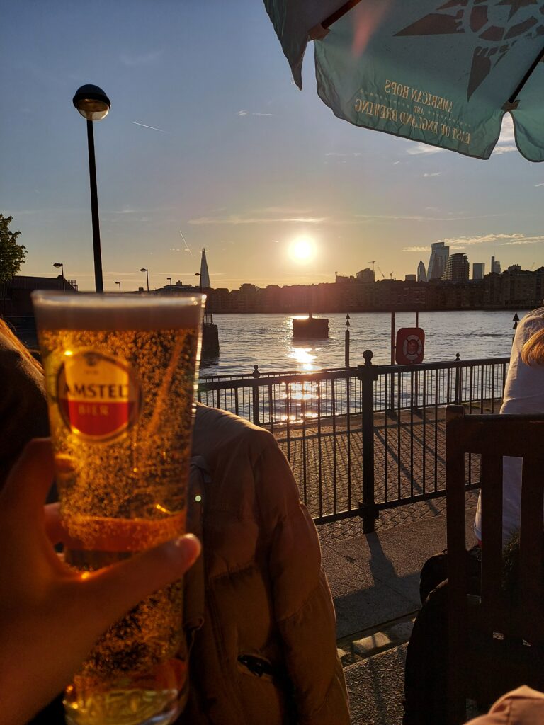 26 Cool Things to do around London Bridge 10 A beer in London at sunset - United Kingdom - View from Surrey Quay and River Thames