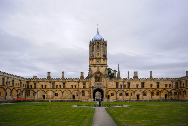Christ Church and bell tower - Great Tom in Oxford - Free places to visit in Oxford