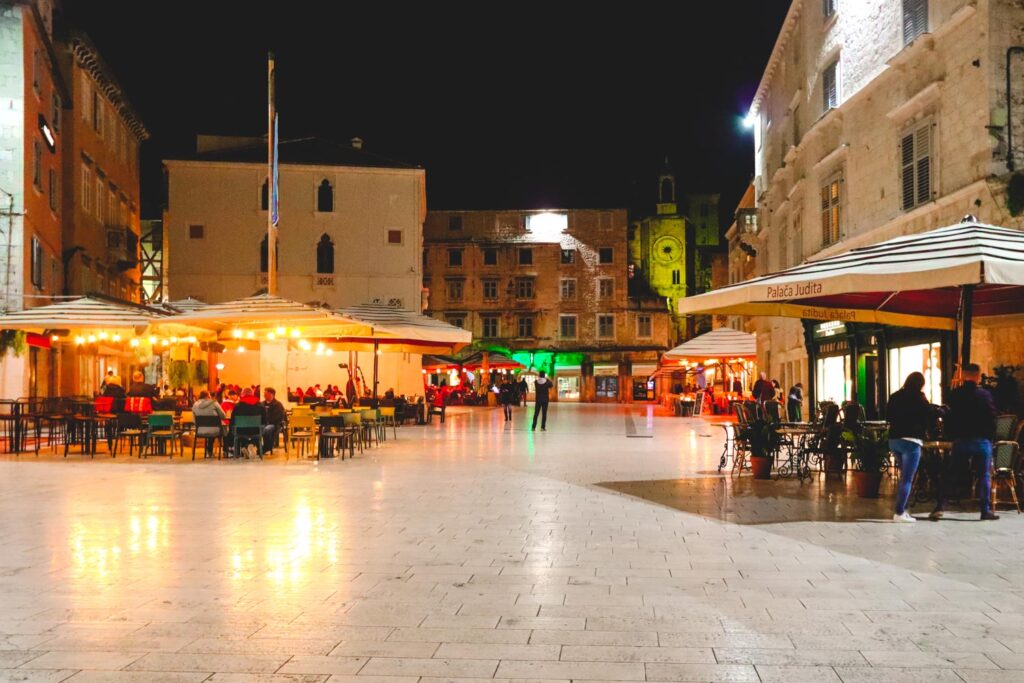 Lively nighlife in Split with restaurant and bars open until late