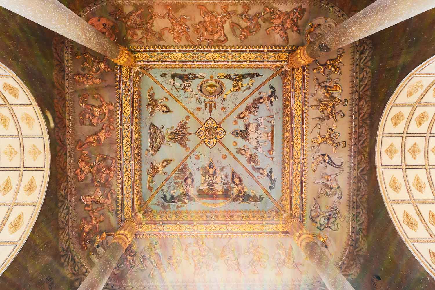 Under the Arch of PAtuxai you can admire a fantastic masterpiece