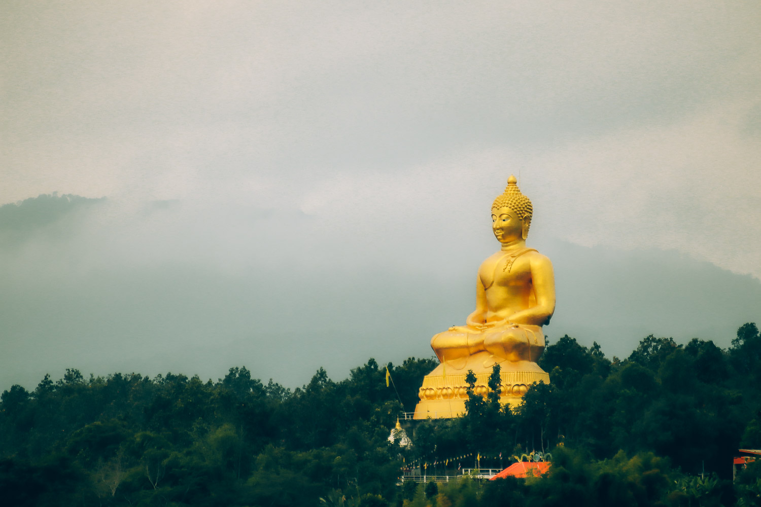 Unveiling the hidden gems: An unforgettable Laos itinerary 2 weeks 7 Our balcony view offered us the best landscape and picture perfect goodbye to Thailand with a view on the golden Buddha