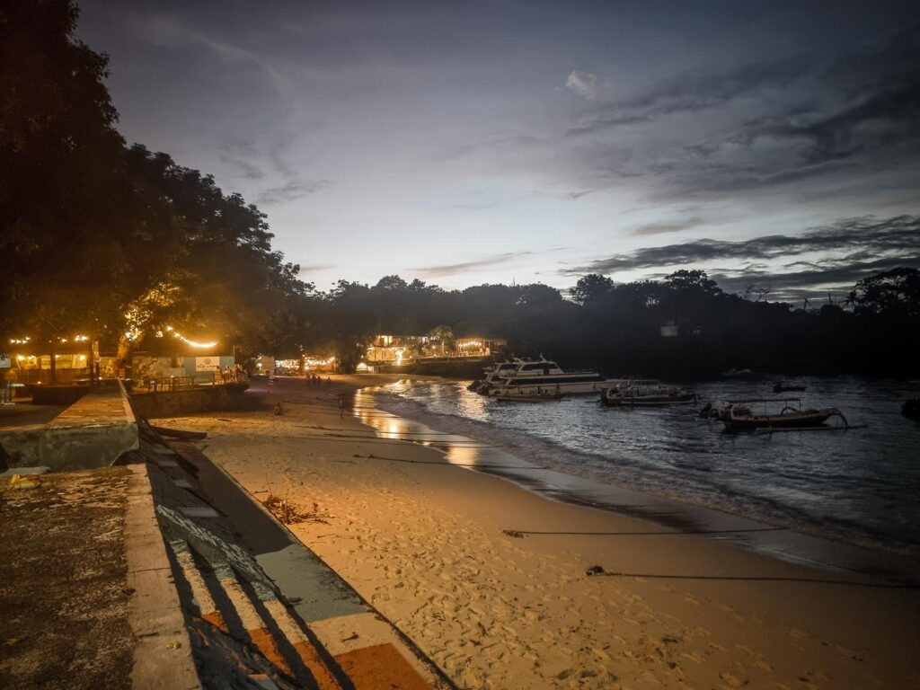 Nusa Lembongna at night
