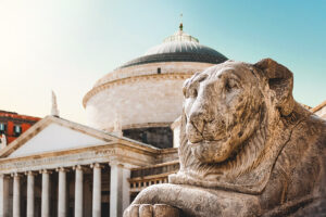 Piazza Plebiscito Napoli - Italia - Leoni e vista della chiesa